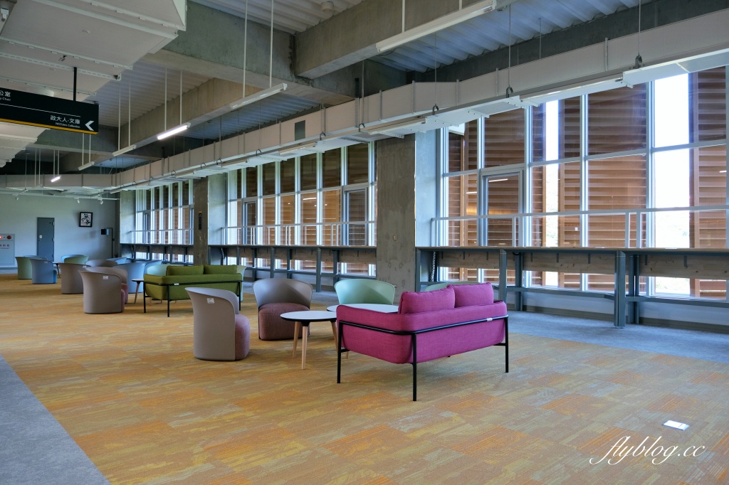 台北文山｜政大達賢圖書館．全台灣最美的大學圖書館之一，座落湖畔的清水模建築 @飛天璇的口袋