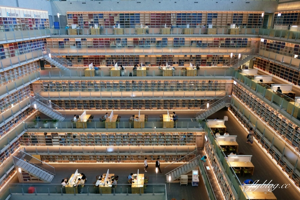 台北文山｜政大達賢圖書館．全台灣最美的大學圖書館之一，座落湖畔的清水模建築 @飛天璇的口袋