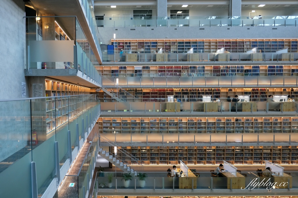 台北文山｜政大達賢圖書館．全台灣最美的大學圖書館之一，座落湖畔的清水模建築 @飛天璇的口袋