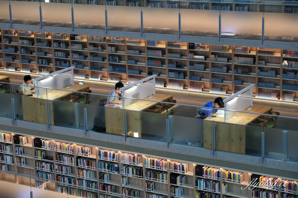 台北文山｜政大達賢圖書館．全台灣最美的大學圖書館之一，座落湖畔的清水模建築 @飛天璇的口袋