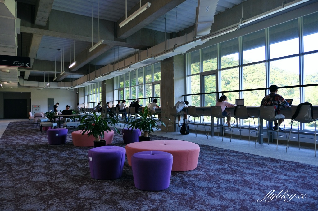 台北文山｜政大達賢圖書館．全台灣最美的大學圖書館之一，座落湖畔的清水模建築 @飛天璇的口袋