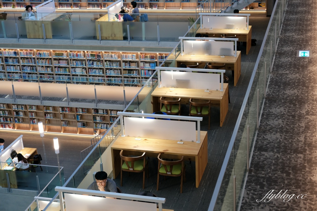 台北文山｜政大達賢圖書館．全台灣最美的大學圖書館之一，座落湖畔的清水模建築 @飛天璇的口袋