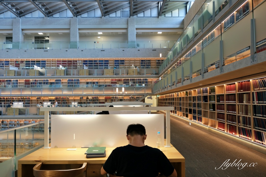 台北文山｜政大達賢圖書館．全台灣最美的大學圖書館之一，座落湖畔的清水模建築 @飛天璇的口袋