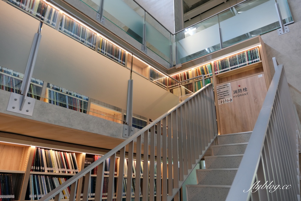 台北文山｜政大達賢圖書館．全台灣最美的大學圖書館之一，座落湖畔的清水模建築 @飛天璇的口袋
