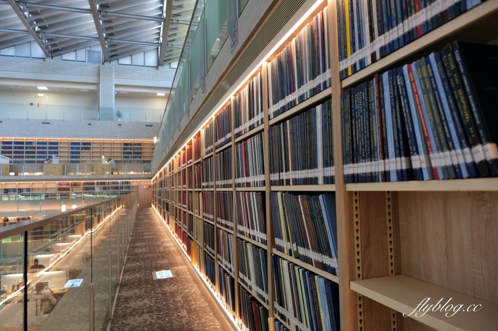 台北文山｜政大達賢圖書館．全台灣最美的大學圖書館之一，座落湖畔的清水模建築 @飛天璇的口袋