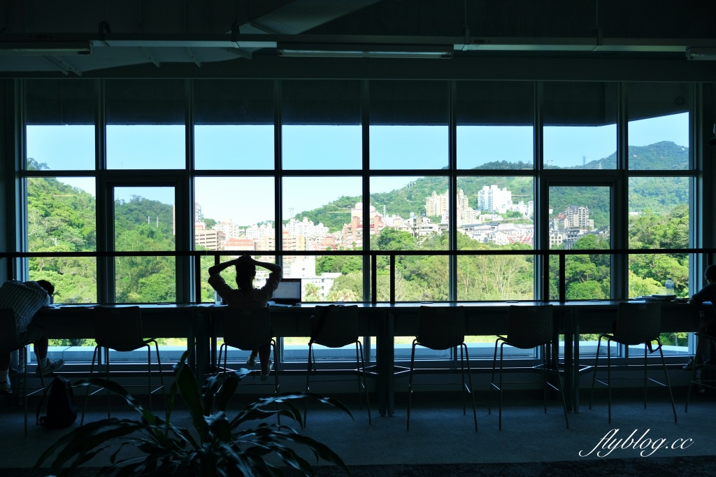 台北文山｜政大達賢圖書館．全台灣最美的大學圖書館之一，座落湖畔的清水模建築 @飛天璇的口袋