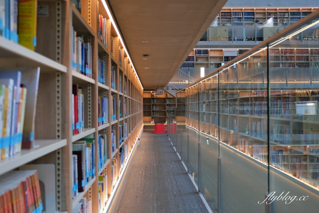 台北文山｜政大達賢圖書館．全台灣最美的大學圖書館之一，座落湖畔的清水模建築 @飛天璇的口袋