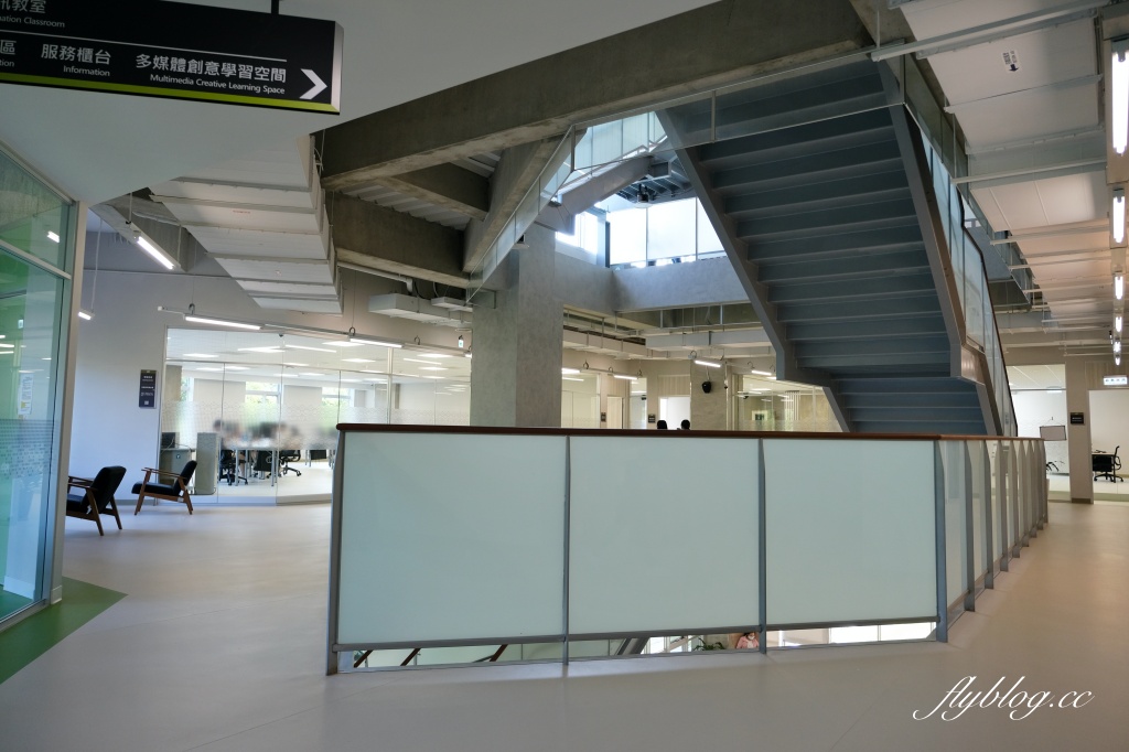 台北文山｜政大達賢圖書館．全台灣最美的大學圖書館之一，座落湖畔的清水模建築 @飛天璇的口袋