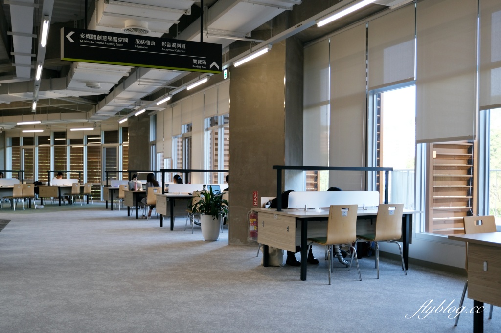 台北文山｜政大達賢圖書館．全台灣最美的大學圖書館之一，座落湖畔的清水模建築 @飛天璇的口袋