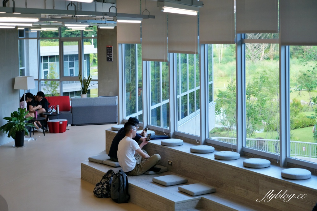 台北文山｜政大達賢圖書館．全台灣最美的大學圖書館之一，座落湖畔的清水模建築 @飛天璇的口袋