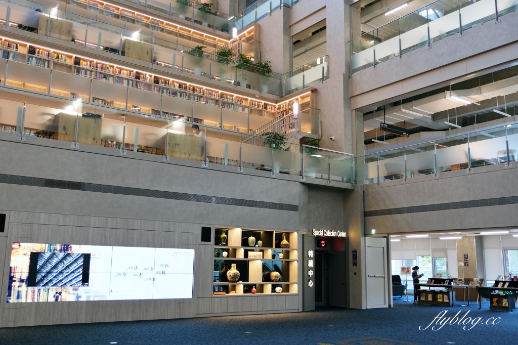 台北文山｜政大達賢圖書館．全台灣最美的大學圖書館之一，座落湖畔的清水模建築 @飛天璇的口袋