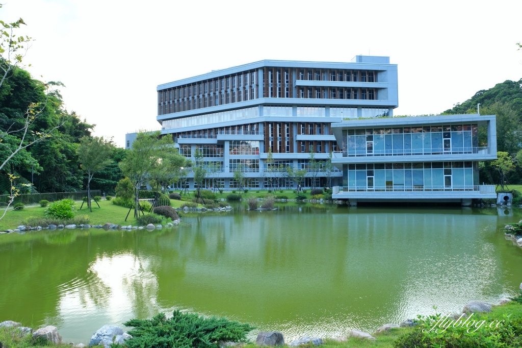 台北文山｜政大達賢圖書館．全台灣最美的大學圖書館之一，座落湖畔的清水模建築 @飛天璇的口袋
