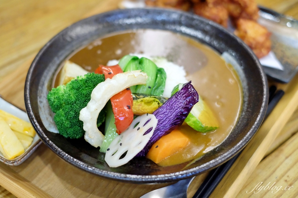 台中西區｜綠光咖哩。味自慢．8種主食隨便搭，泰式、日式、印度咖哩吃得到 @飛天璇的口袋