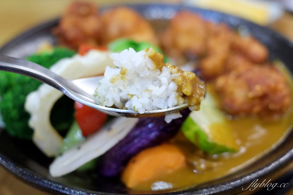 台中西區｜綠光咖哩。味自慢．8種主食隨便搭，泰式、日式、印度咖哩吃得到 @飛天璇的口袋