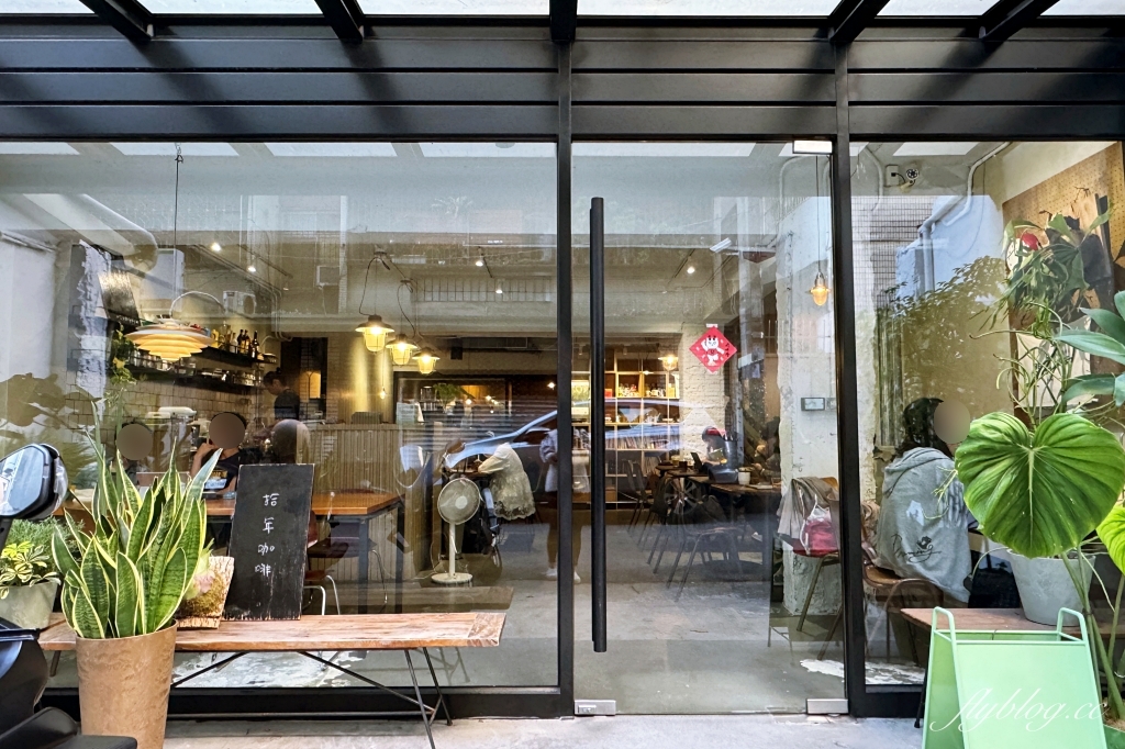 台中西區｜拾年咖啡 Coffee Decade．向上市場巷弄咖啡館，戚風蛋糕很好吃 @飛天璇的口袋