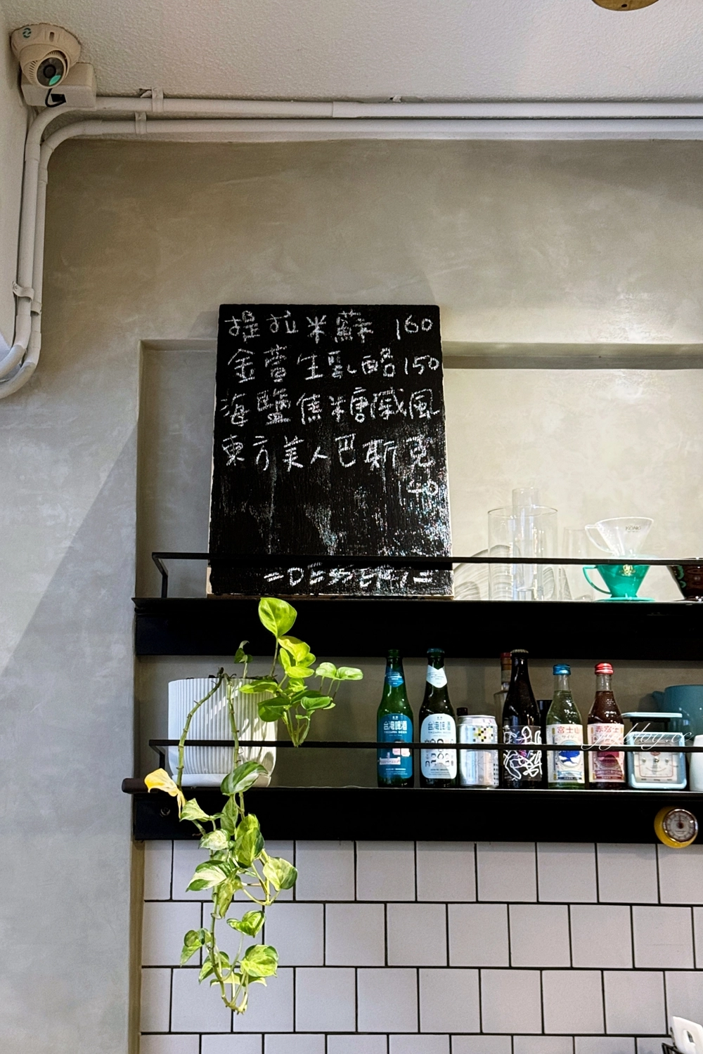 台中西區｜拾年咖啡 Coffee Decade．向上市場巷弄咖啡館，戚風蛋糕很好吃 @飛天璇的口袋