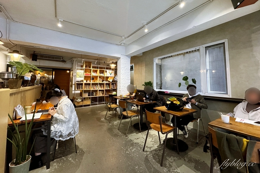 台中西區｜拾年咖啡 Coffee Decade．向上市場巷弄咖啡館，戚風蛋糕很好吃 @飛天璇的口袋