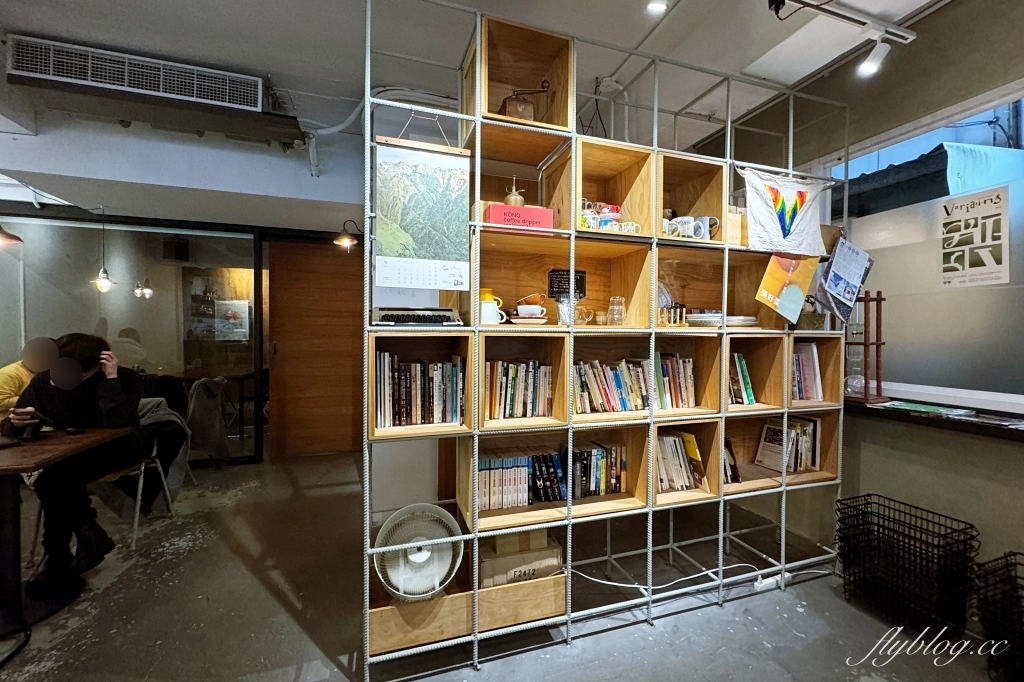 台中西區｜拾年咖啡 Coffee Decade．向上市場巷弄咖啡館，戚風蛋糕很好吃 @飛天璇的口袋