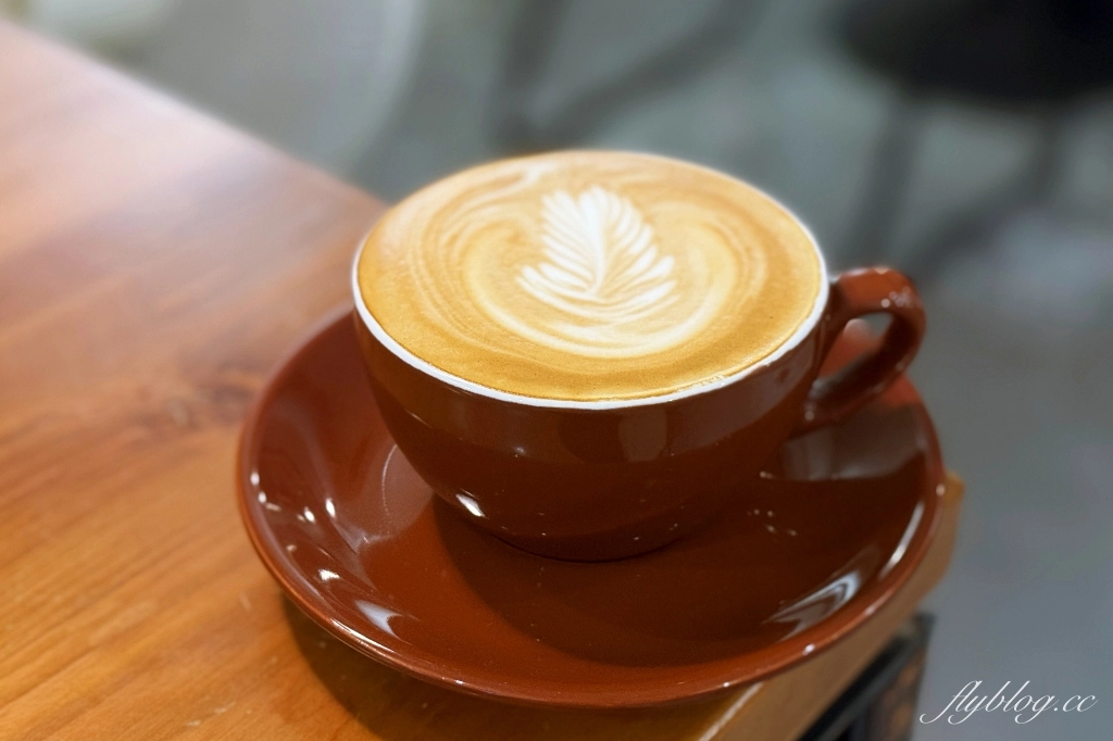 台中西區｜拾年咖啡 Coffee Decade．向上市場巷弄咖啡館，戚風蛋糕很好吃 @飛天璇的口袋