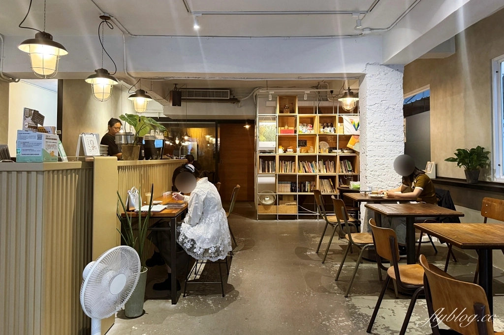 台中西區｜拾年咖啡 Coffee Decade．向上市場巷弄咖啡館，戚風蛋糕很好吃 @飛天璇的口袋