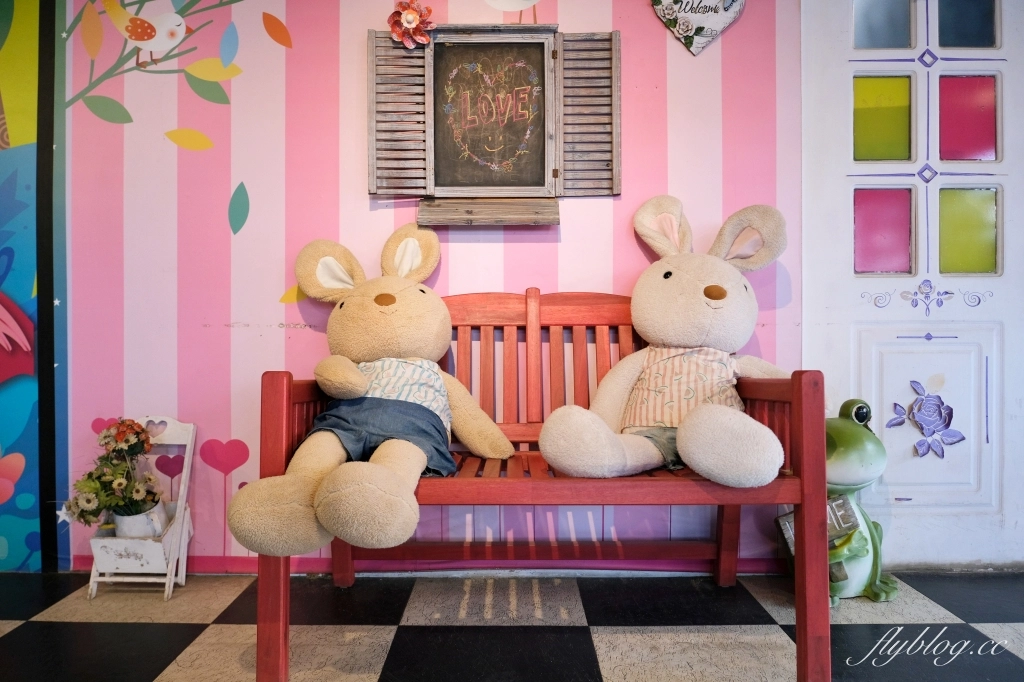 嘉義中埔｜詩情花園渡假村．阿里山下的露營車體驗，晚上還有煙火、放天燈和魔術秀 @飛天璇的口袋