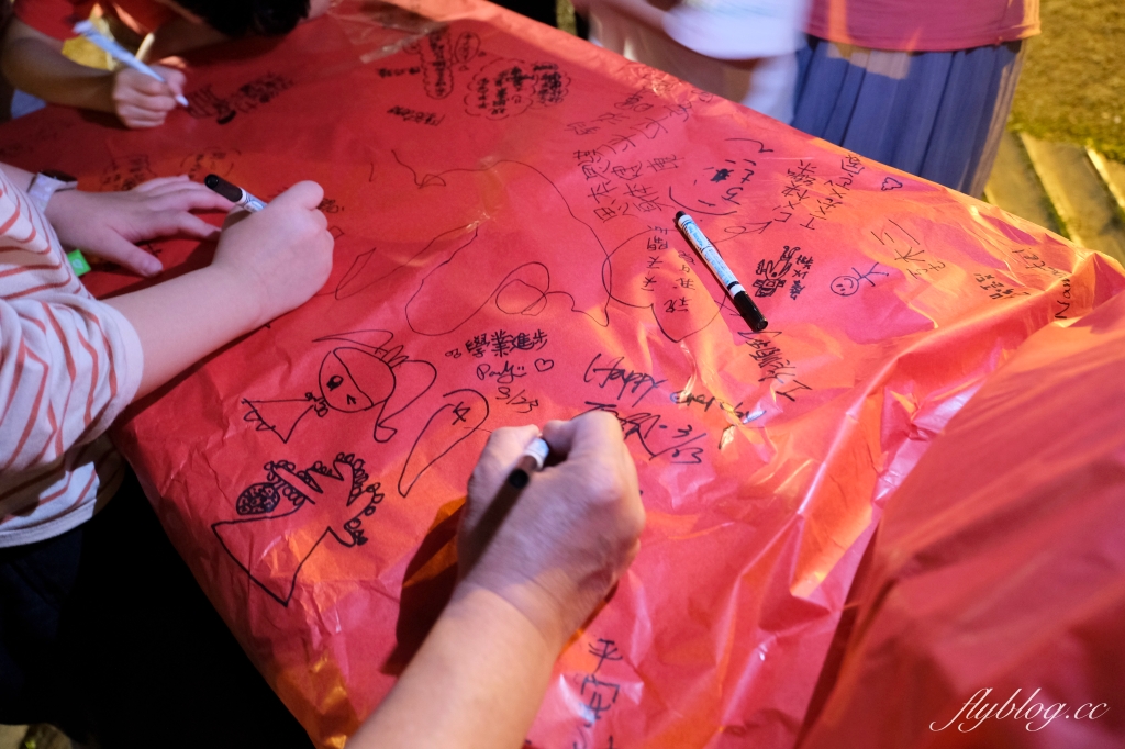 嘉義中埔｜詩情花園渡假村．阿里山下的露營車體驗，晚上還有煙火、放天燈和魔術秀 @飛天璇的口袋