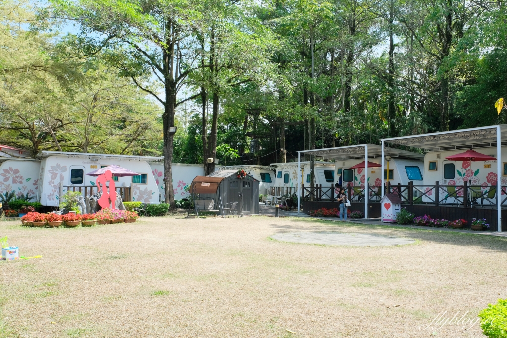 嘉義中埔｜詩情花園渡假村．阿里山下的露營車體驗，晚上還有煙火、放天燈和魔術秀 @飛天璇的口袋
