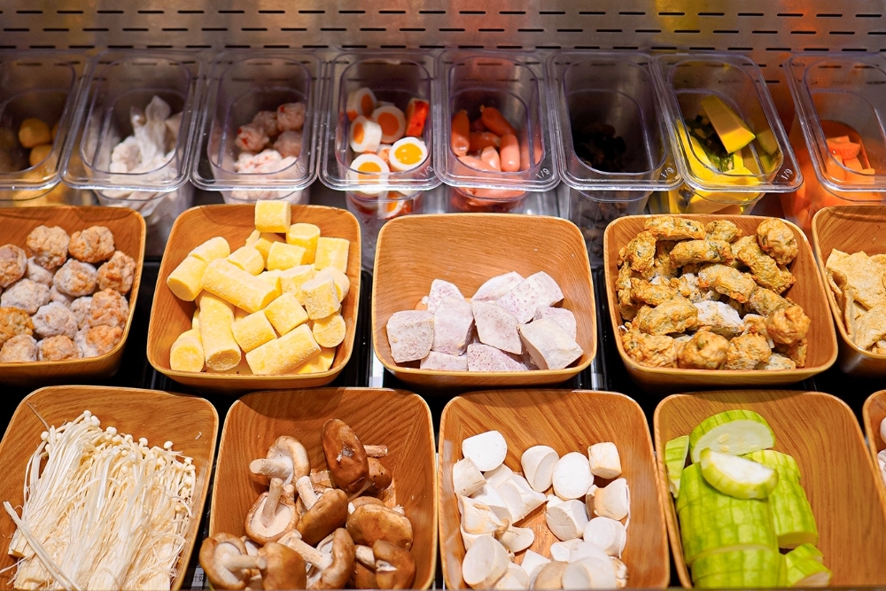 台中東區｜肉多多火鍋．全台連鎖火鍋網路聲量連續三年第一名， 40種蔬菜火鍋料無限供應是蔬食者的天堂 @飛天璇的口袋