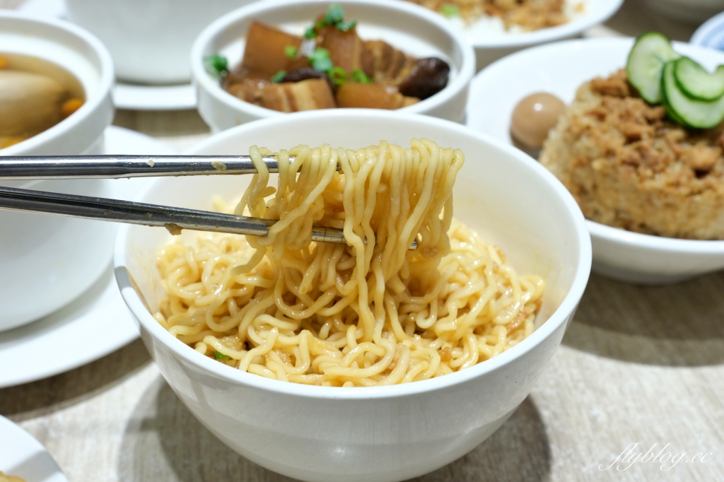 金門金城｜雨川食堂．吃得到高梁肉燥飯和一條根雞湯，將金門戰地滋味重新演繹 @飛天璇的口袋
