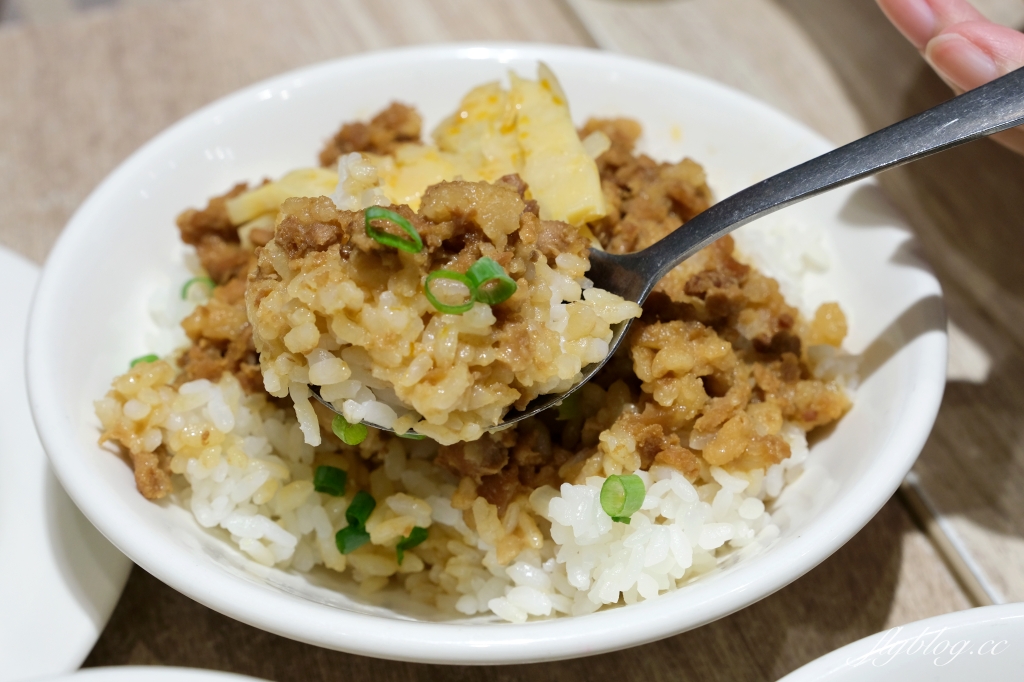 金門金城｜雨川食堂．吃得到高梁肉燥飯和一條根雞湯，將金門戰地滋味重新演繹 @飛天璇的口袋