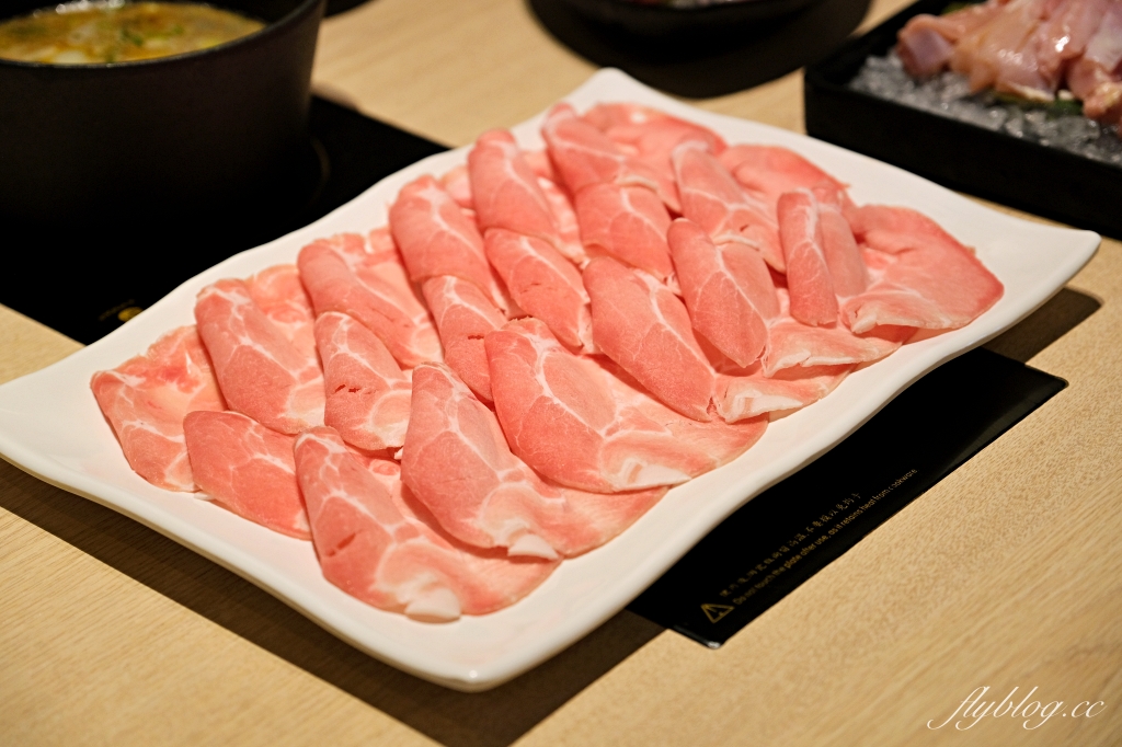 台中東區｜肉多多火鍋．全台連鎖火鍋網路聲量連續三年第一名， 40種蔬菜火鍋料無限供應是蔬食者的天堂 @飛天璇的口袋