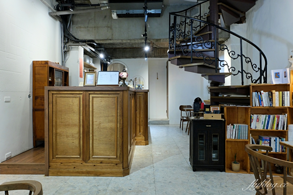 台中中區｜喫茶月滿．台中老城區和洋咖啡館，旋轉樓梯二樓就是小書店 @飛天璇的口袋