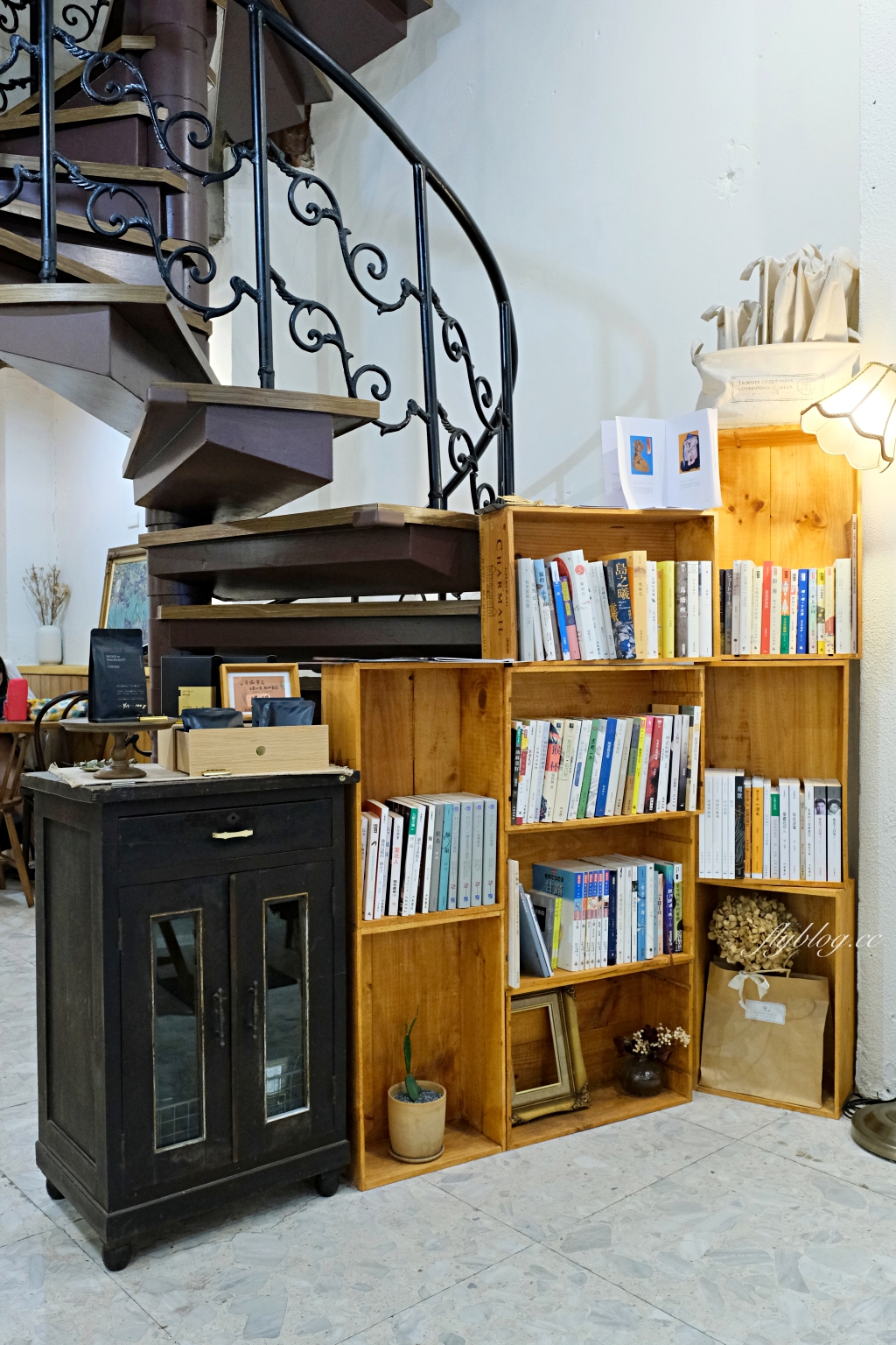 台中中區｜喫茶月滿．台中老城區和洋咖啡館，旋轉樓梯二樓就是小書店 @飛天璇的口袋