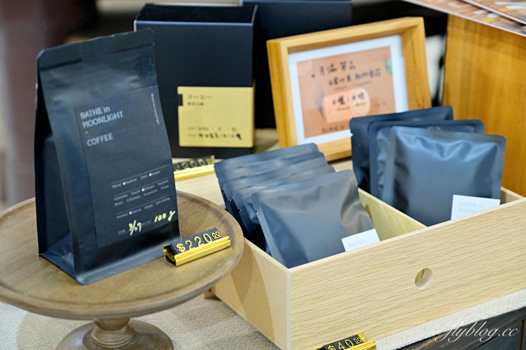 台中中區｜喫茶月滿．台中老城區和洋咖啡館，旋轉樓梯二樓就是小書店 @飛天璇的口袋