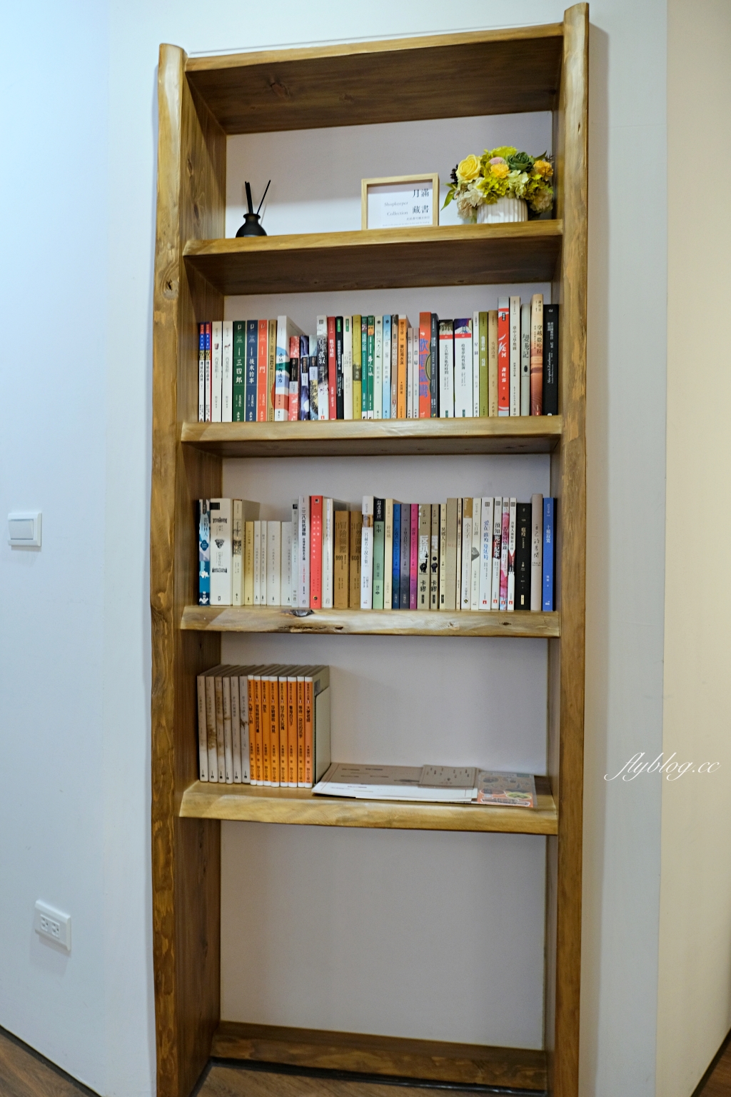 台中中區｜喫茶月滿．台中老城區和洋咖啡館，旋轉樓梯二樓就是小書店 @飛天璇的口袋