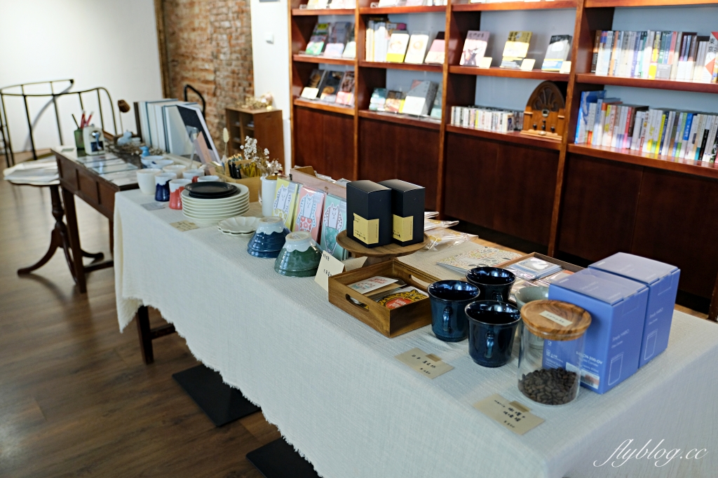 台中中區｜喫茶月滿．台中老城區和洋咖啡館，旋轉樓梯二樓就是小書店 @飛天璇的口袋