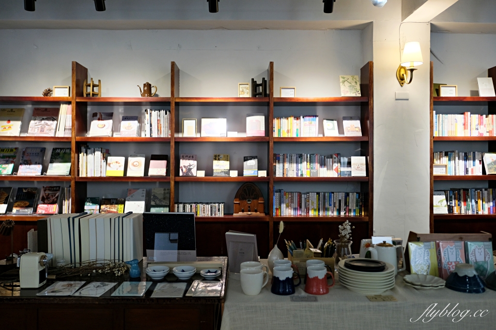 台中中區｜喫茶月滿．台中老城區和洋咖啡館，旋轉樓梯二樓就是小書店 @飛天璇的口袋