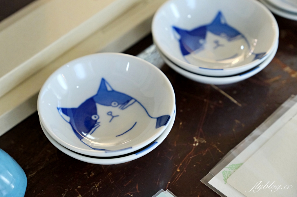 台中中區｜喫茶月滿．台中老城區和洋咖啡館，旋轉樓梯二樓就是小書店 @飛天璇的口袋