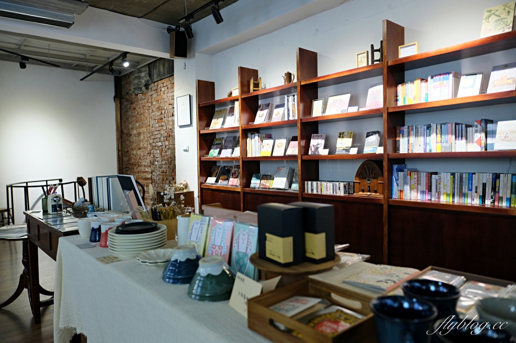 台中中區｜喫茶月滿．台中老城區和洋咖啡館，旋轉樓梯二樓就是小書店 @飛天璇的口袋