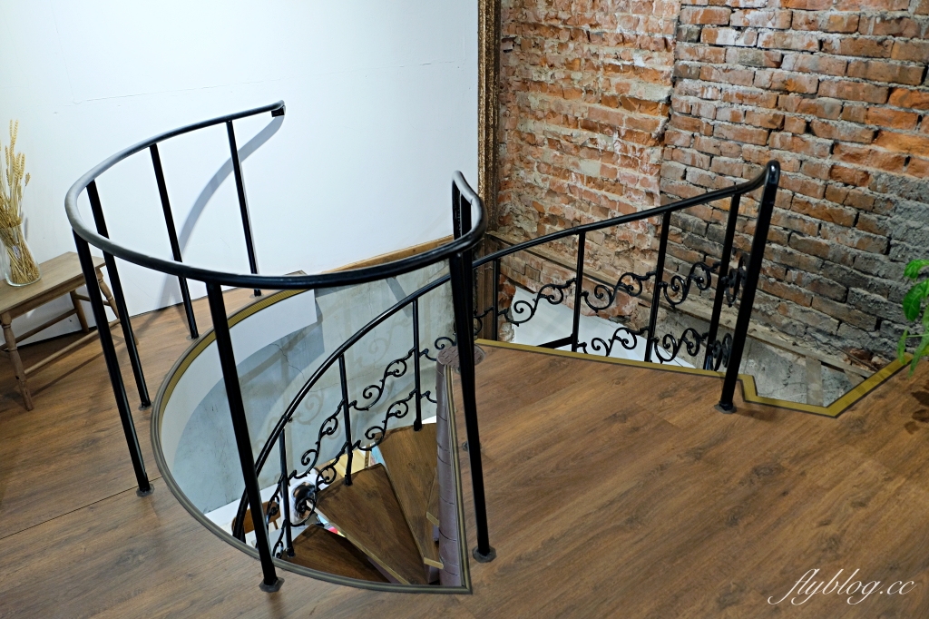 台中中區｜喫茶月滿．台中老城區和洋咖啡館，旋轉樓梯二樓就是小書店 @飛天璇的口袋