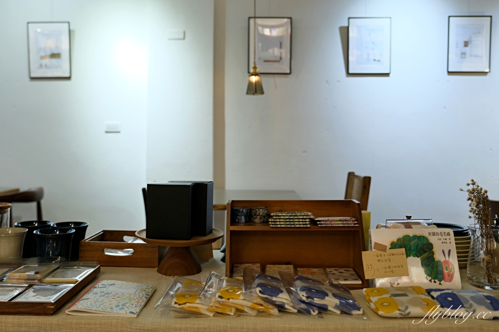 台中中區｜喫茶月滿．台中老城區和洋咖啡館，旋轉樓梯二樓就是小書店 @飛天璇的口袋