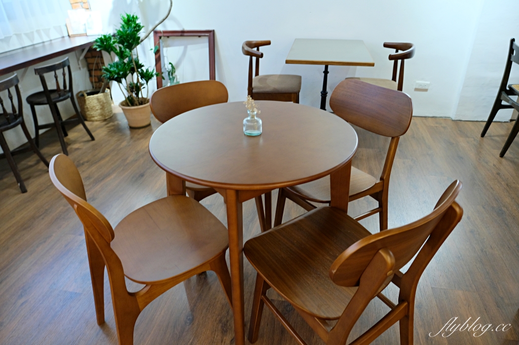 台中中區｜喫茶月滿．台中老城區和洋咖啡館，旋轉樓梯二樓就是小書店 @飛天璇的口袋