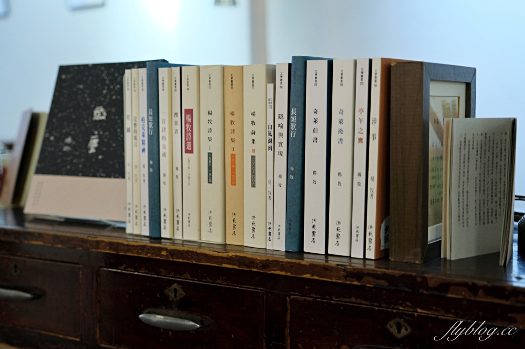 台中中區｜喫茶月滿．台中老城區和洋咖啡館，旋轉樓梯二樓就是小書店 @飛天璇的口袋