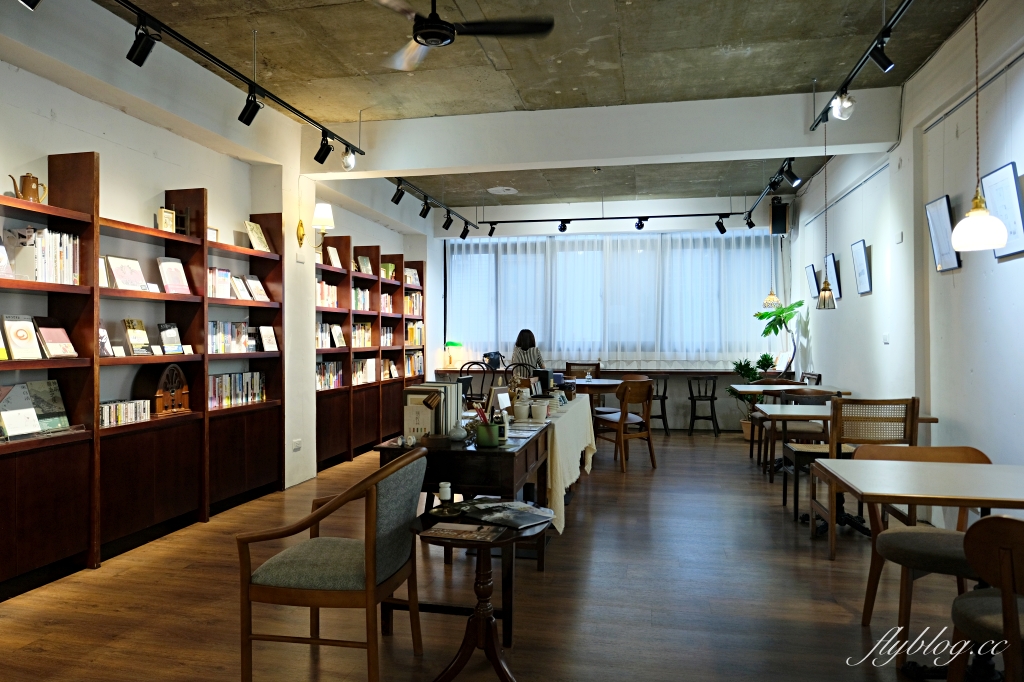 台中中區｜喫茶月滿．台中老城區和洋咖啡館，旋轉樓梯二樓就是小書店 @飛天璇的口袋