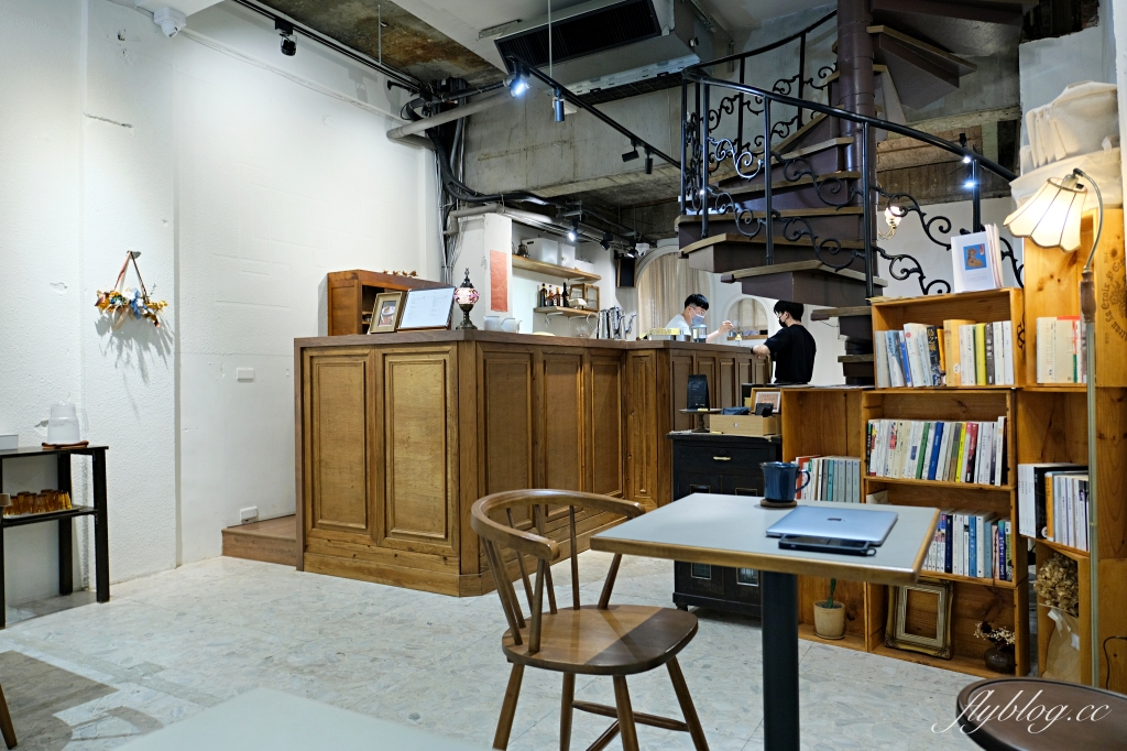 台中中區｜喫茶月滿．台中老城區和洋咖啡館，旋轉樓梯二樓就是小書店 @飛天璇的口袋