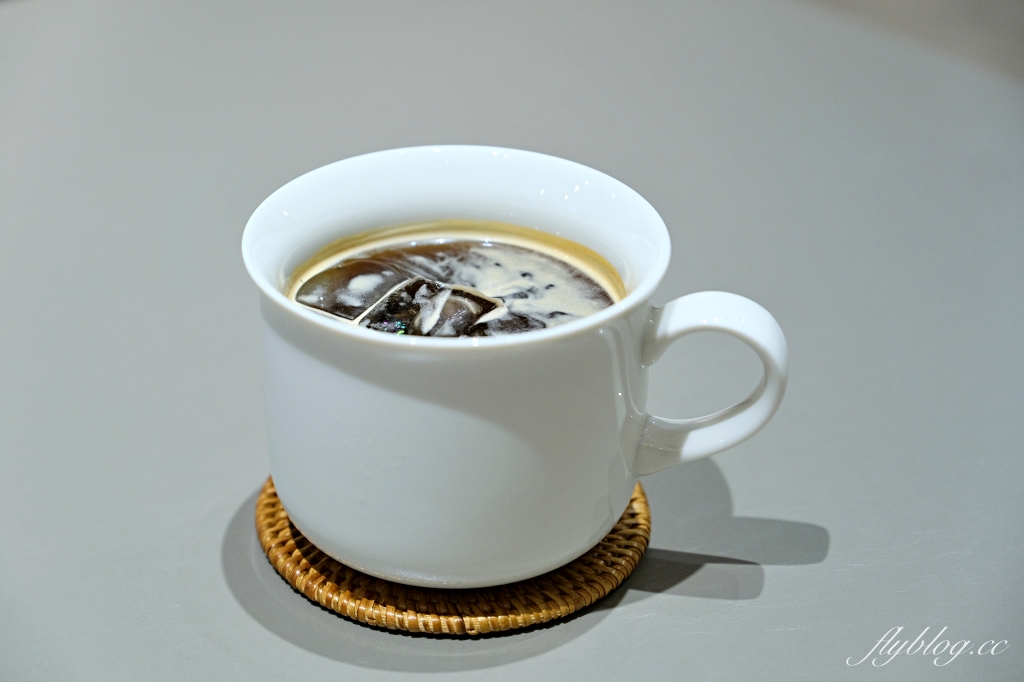 台中中區｜喫茶月滿．台中老城區和洋咖啡館，旋轉樓梯二樓就是小書店 @飛天璇的口袋