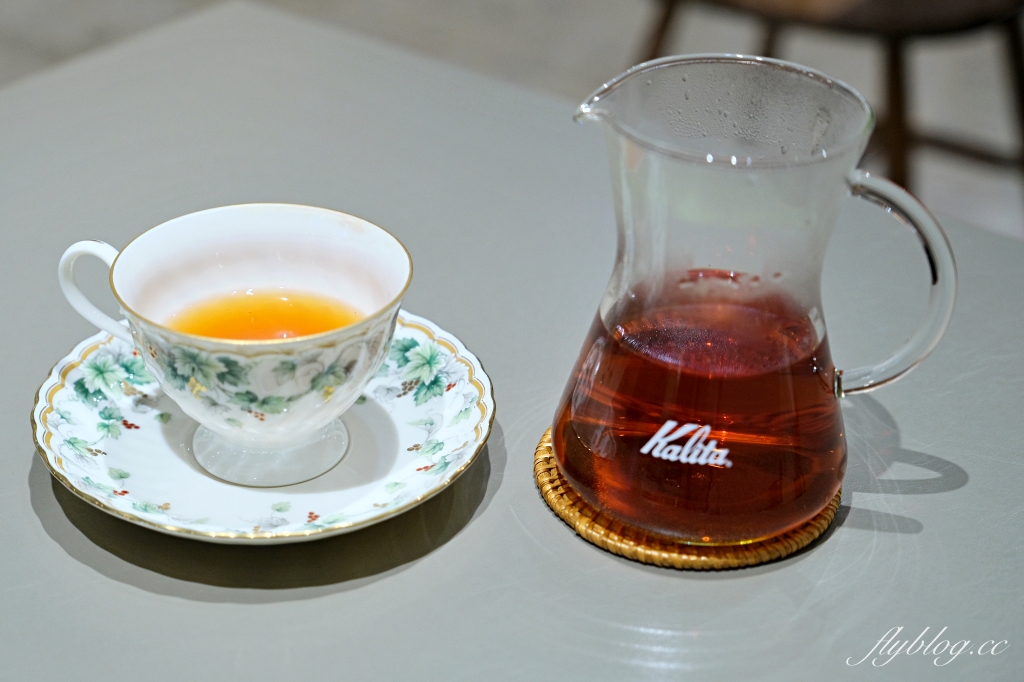 台中中區｜喫茶月滿．台中老城區和洋咖啡館，旋轉樓梯二樓就是小書店 @飛天璇的口袋