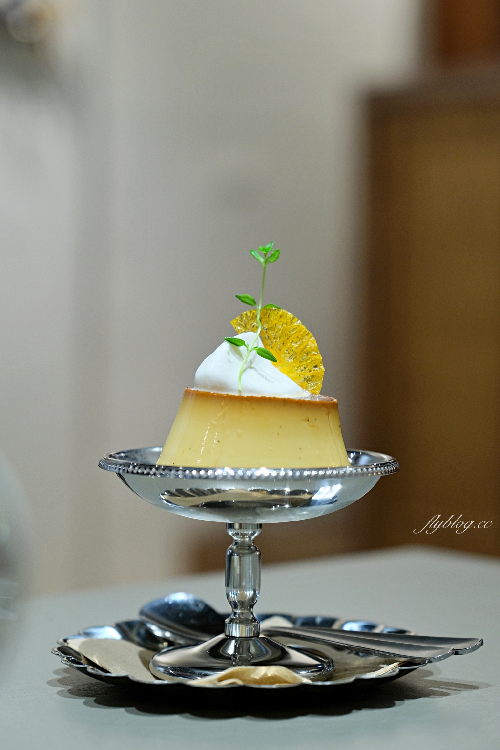 台中中區｜喫茶月滿．台中老城區和洋咖啡館，旋轉樓梯二樓就是小書店 @飛天璇的口袋