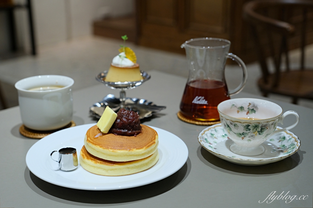 台中中區｜喫茶月滿．台中老城區和洋咖啡館，旋轉樓梯二樓就是小書店 @飛天璇的口袋