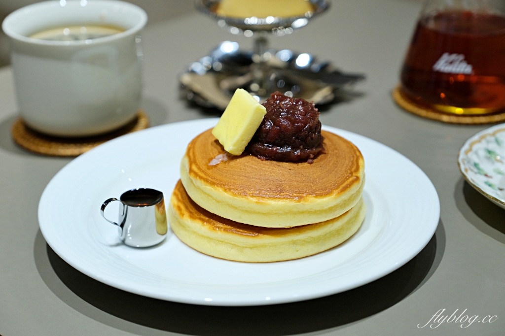 台中中區｜喫茶月滿．台中老城區和洋咖啡館，旋轉樓梯二樓就是小書店 @飛天璇的口袋